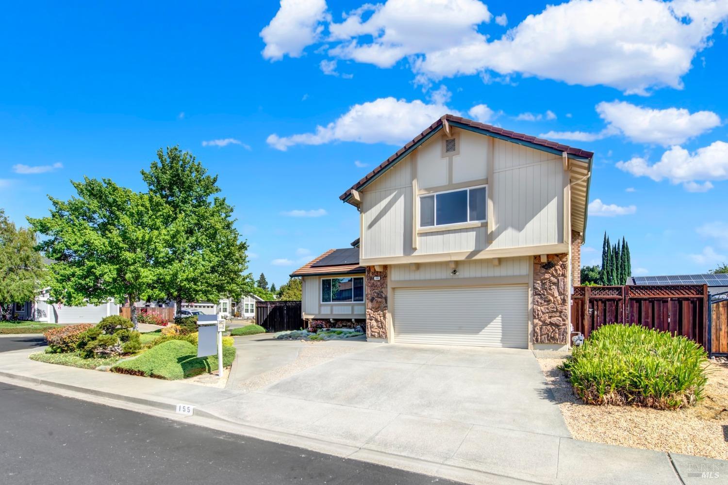 Detail Gallery Image 4 of 68 For 155 Quietwood Dr, Vacaville,  CA 95688 - 4 Beds | 2/1 Baths