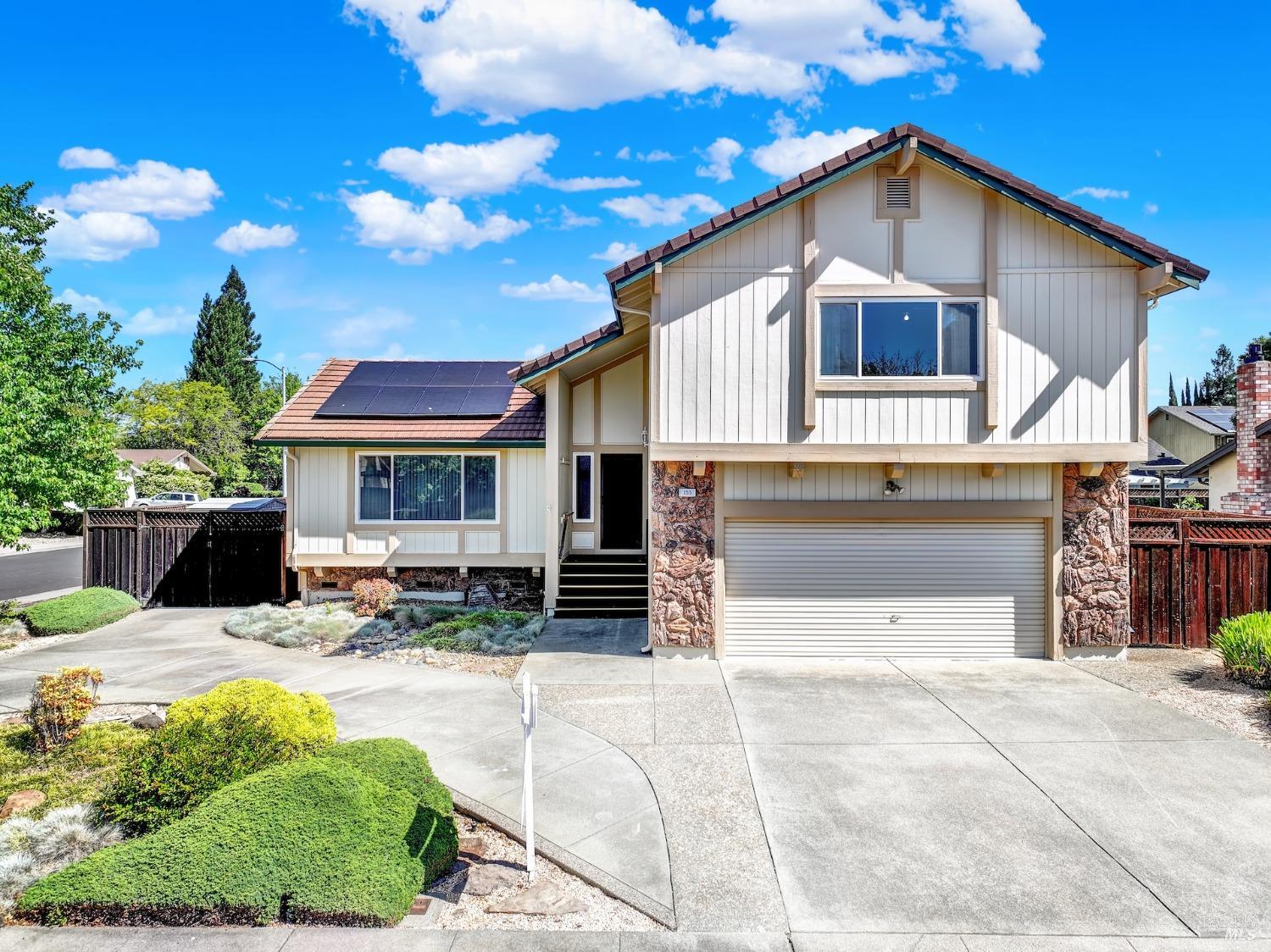 Detail Gallery Image 1 of 68 For 155 Quietwood Dr, Vacaville,  CA 95688 - 4 Beds | 2/1 Baths