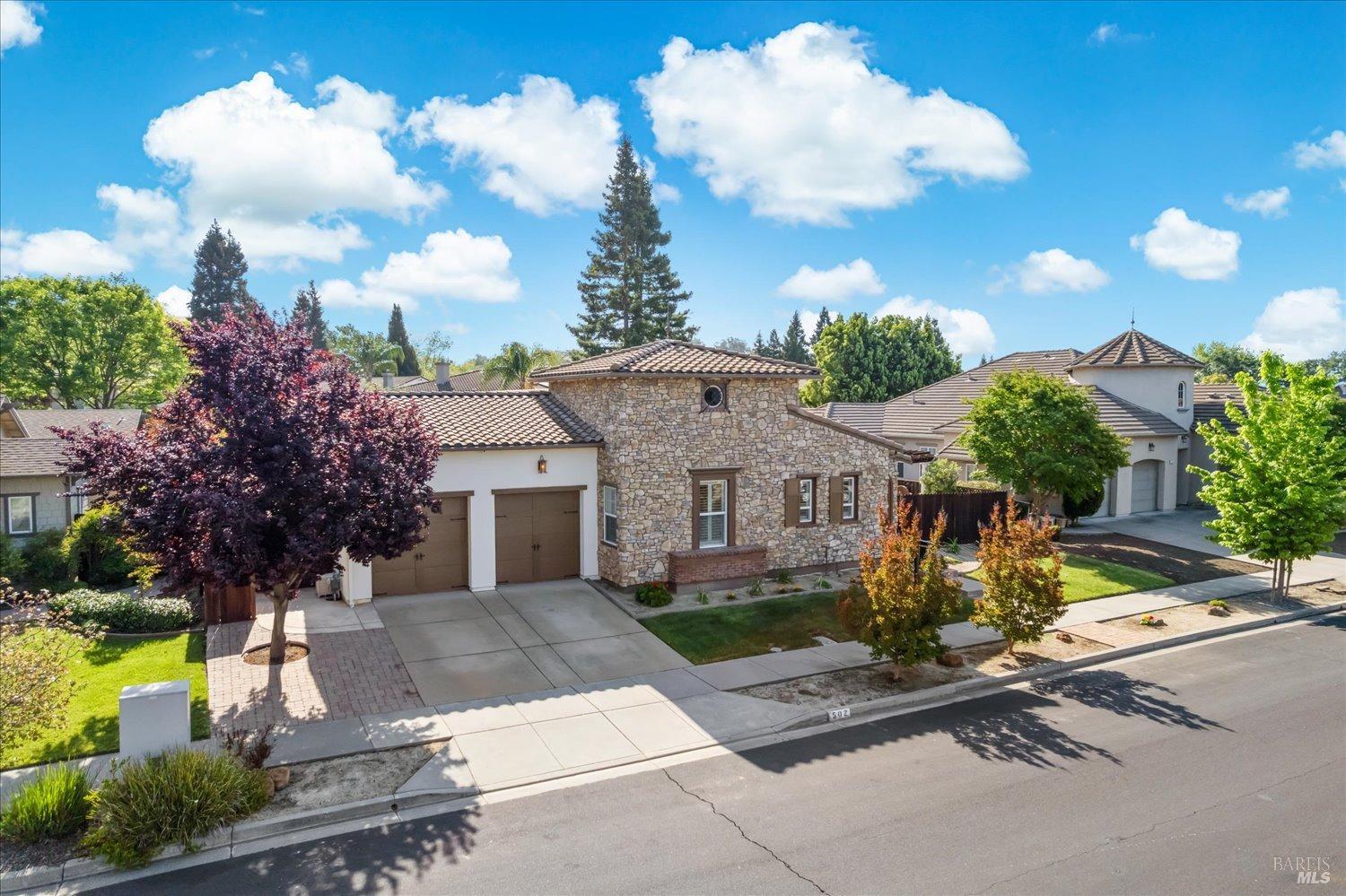 Detail Gallery Image 2 of 77 For 502 Longwood Pl, Vacaville,  CA 95688 - 3 Beds | 3/1 Baths