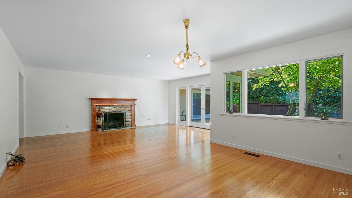 Detail Gallery Image 8 of 37 For 389 Mountain View Ave, San Rafael,  CA 94901 - 3 Beds | 2/1 Baths
