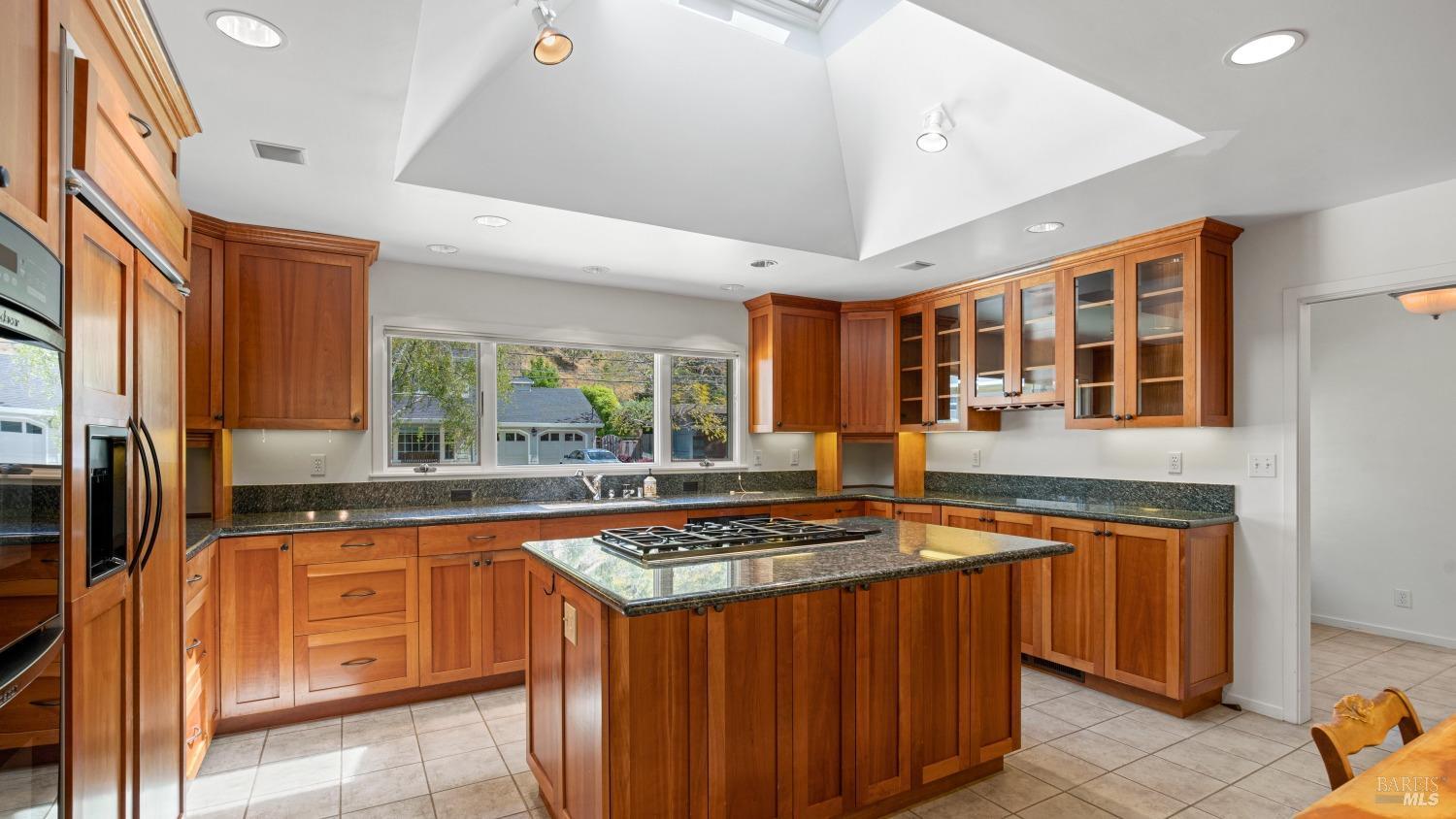 Detail Gallery Image 12 of 37 For 389 Mountain View Ave, San Rafael,  CA 94901 - 3 Beds | 2/1 Baths