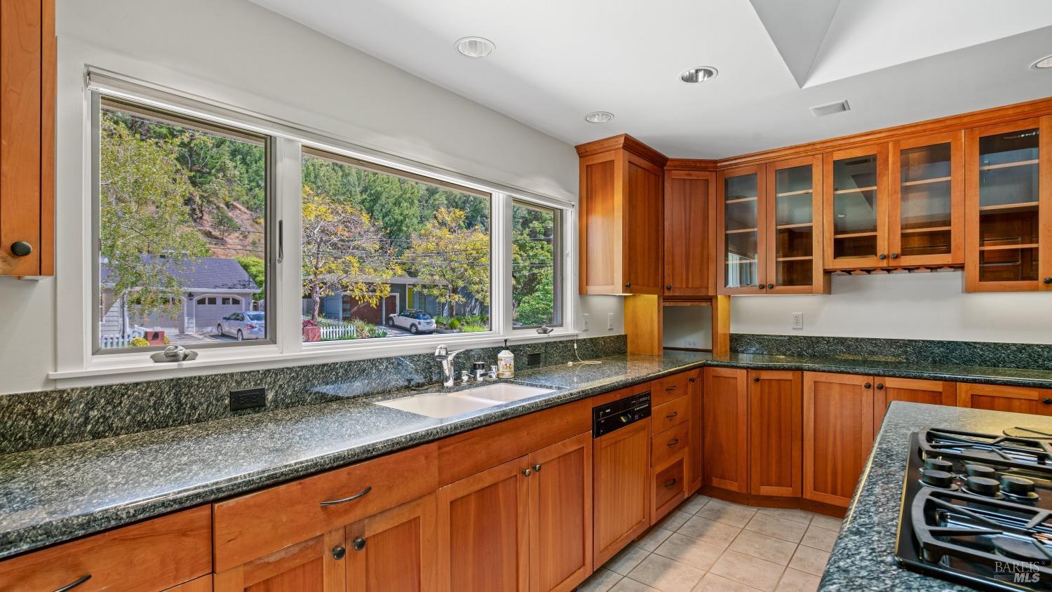 Detail Gallery Image 13 of 37 For 389 Mountain View Ave, San Rafael,  CA 94901 - 3 Beds | 2/1 Baths