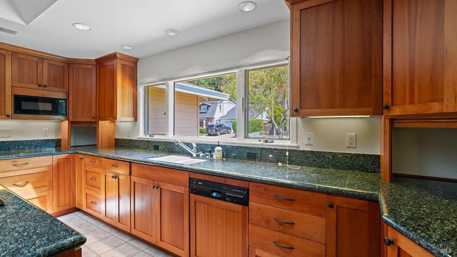 Detail Gallery Image 15 of 37 For 389 Mountain View Ave, San Rafael,  CA 94901 - 3 Beds | 2/1 Baths