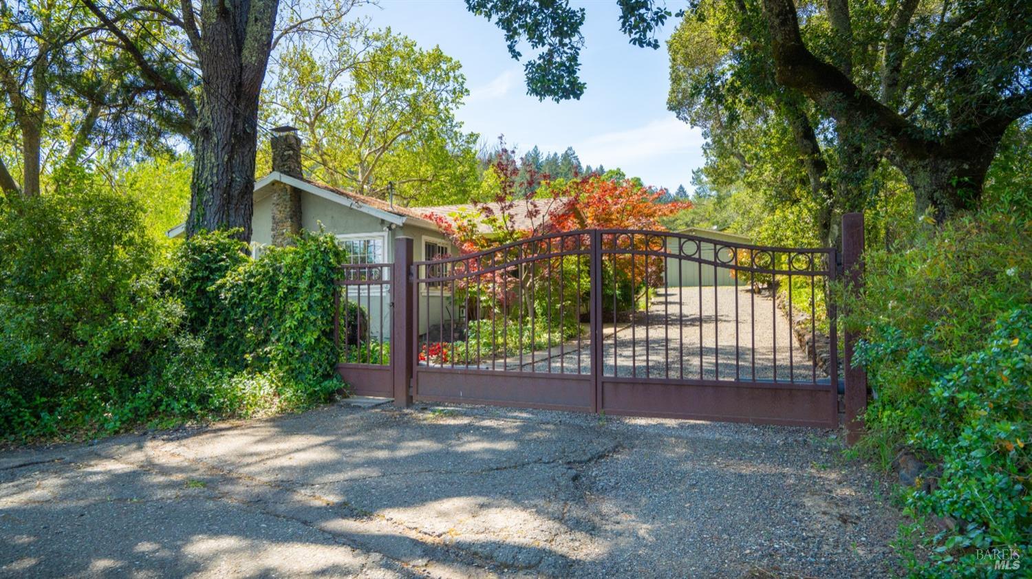 Detail Gallery Image 2 of 59 For 2267 Westside Rd, Healdsburg,  CA 95448 - 2 Beds | 2 Baths