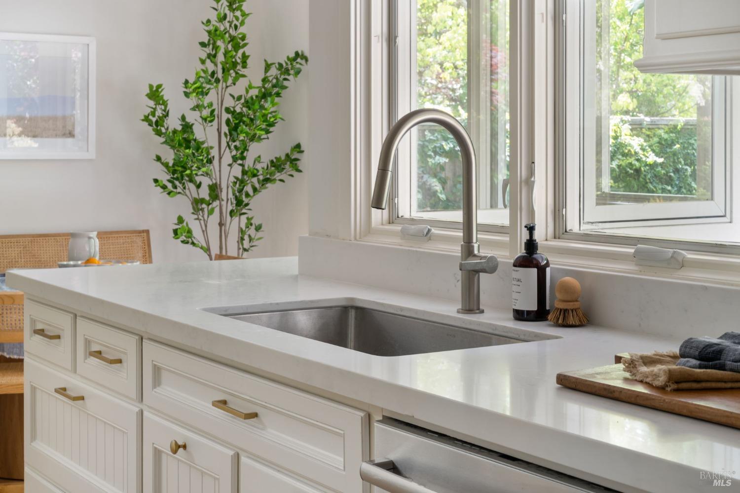Detail Gallery Image 20 of 74 For 30 Tarry Rd, San Anselmo,  CA 94960 - 5 Beds | 3/1 Baths