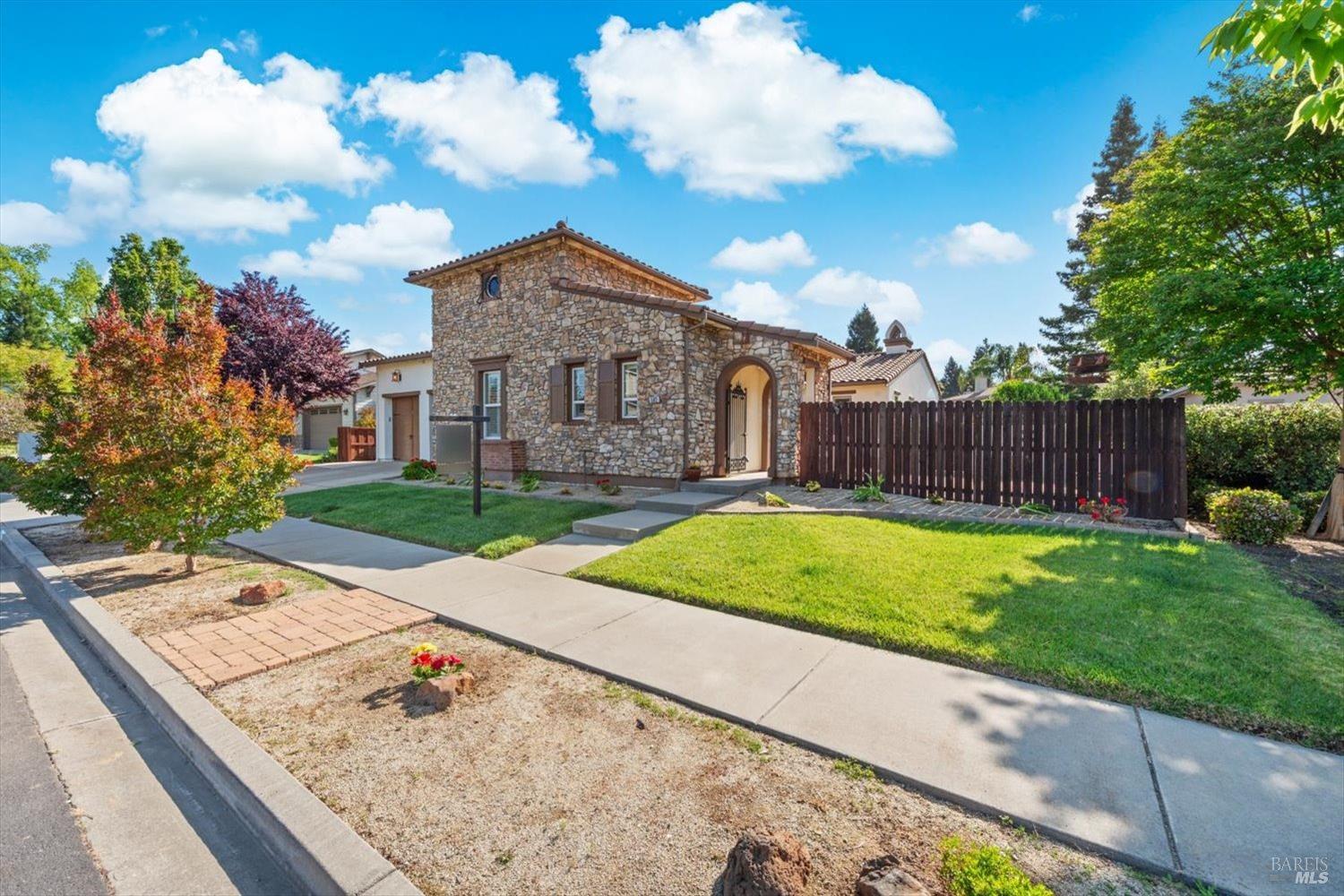 Detail Gallery Image 6 of 77 For 502 Longwood Pl, Vacaville,  CA 95688 - 3 Beds | 3/1 Baths