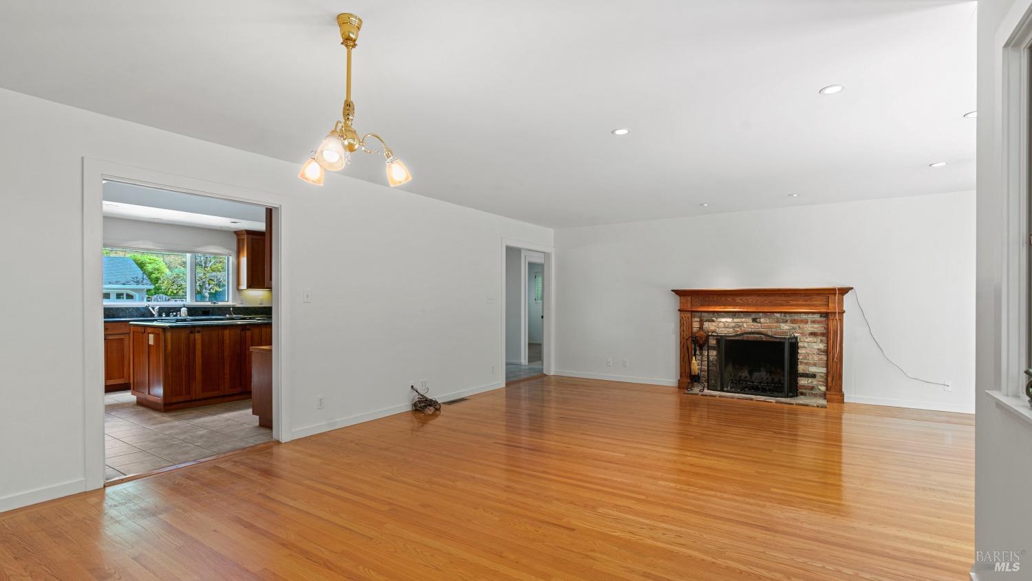 Detail Gallery Image 9 of 37 For 389 Mountain View Ave, San Rafael,  CA 94901 - 3 Beds | 2/1 Baths