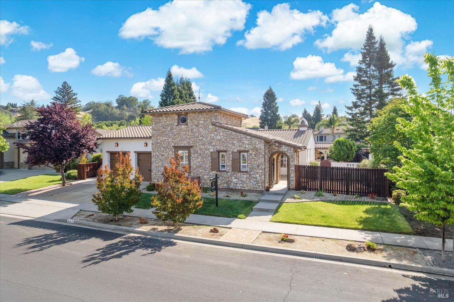 Detail Gallery Image 3 of 77 For 502 Longwood Pl, Vacaville,  CA 95688 - 3 Beds | 3/1 Baths
