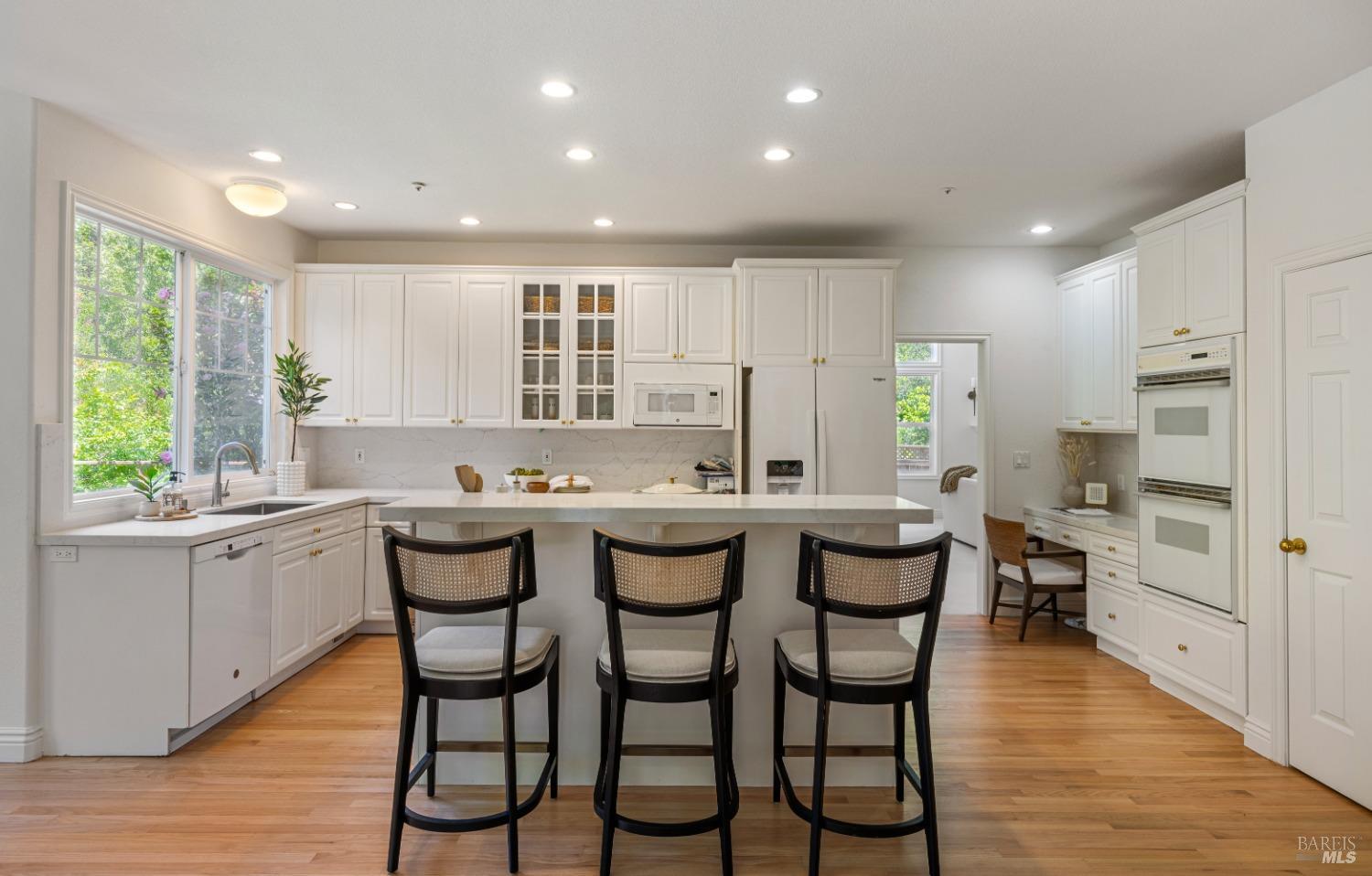 Detail Gallery Image 10 of 35 For 438 Laverne Ave, Mill Valley,  CA 94941 - 4 Beds | 3/1 Baths