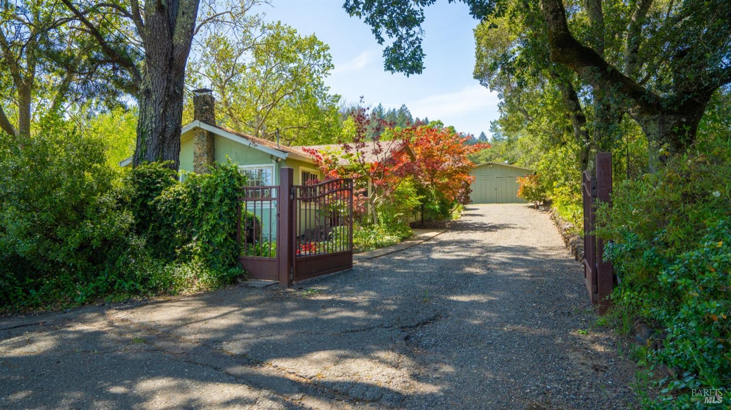 Detail Gallery Image 4 of 59 For 2267 Westside Rd, Healdsburg,  CA 95448 - 2 Beds | 2 Baths