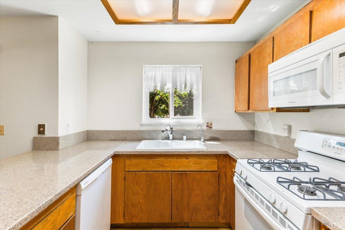 Detail Gallery Image 11 of 31 For 2579 Westberry Dr, Santa Rosa,  CA 95403 - 2 Beds | 2 Baths