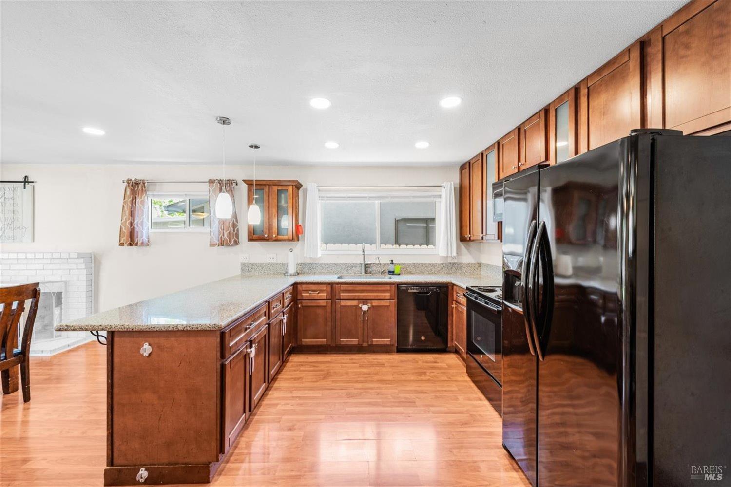 Detail Gallery Image 8 of 52 For 285 Cascade Dr, Vacaville,  CA 95687 - 5 Beds | 3 Baths