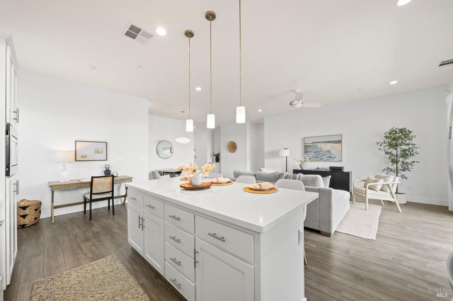 Detail Gallery Image 9 of 39 For 1443 Acorn Way, Windsor,  CA 95492 - 3 Beds | 2 Baths