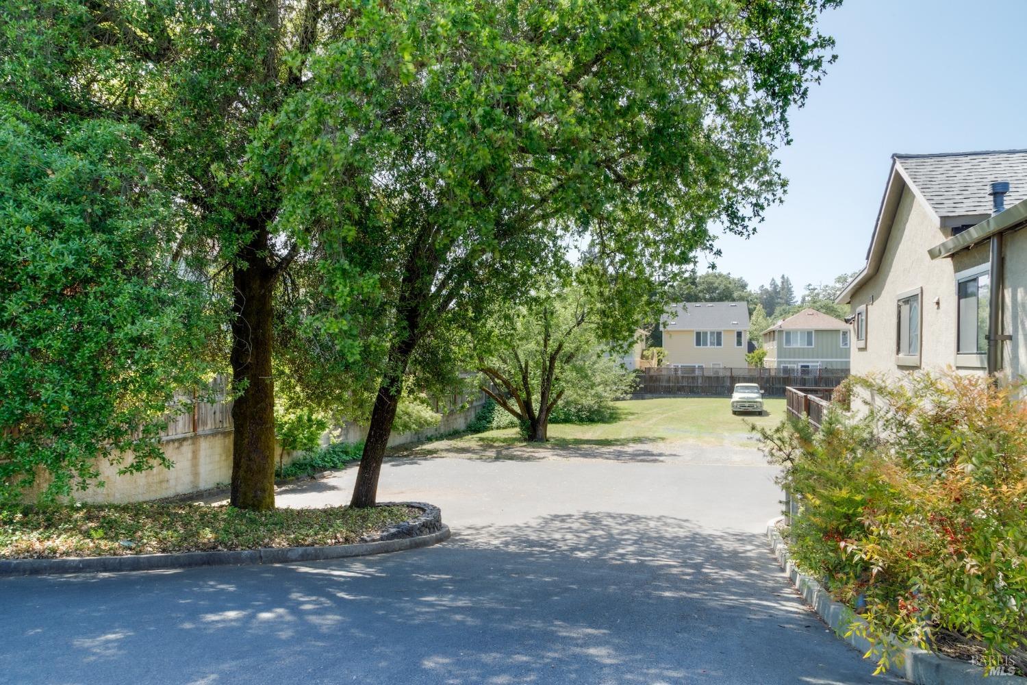 Detail Gallery Image 3 of 27 For 733 Healdsburg Ave, Healdsburg,  CA 95448 - 3 Beds | 2/2 Baths