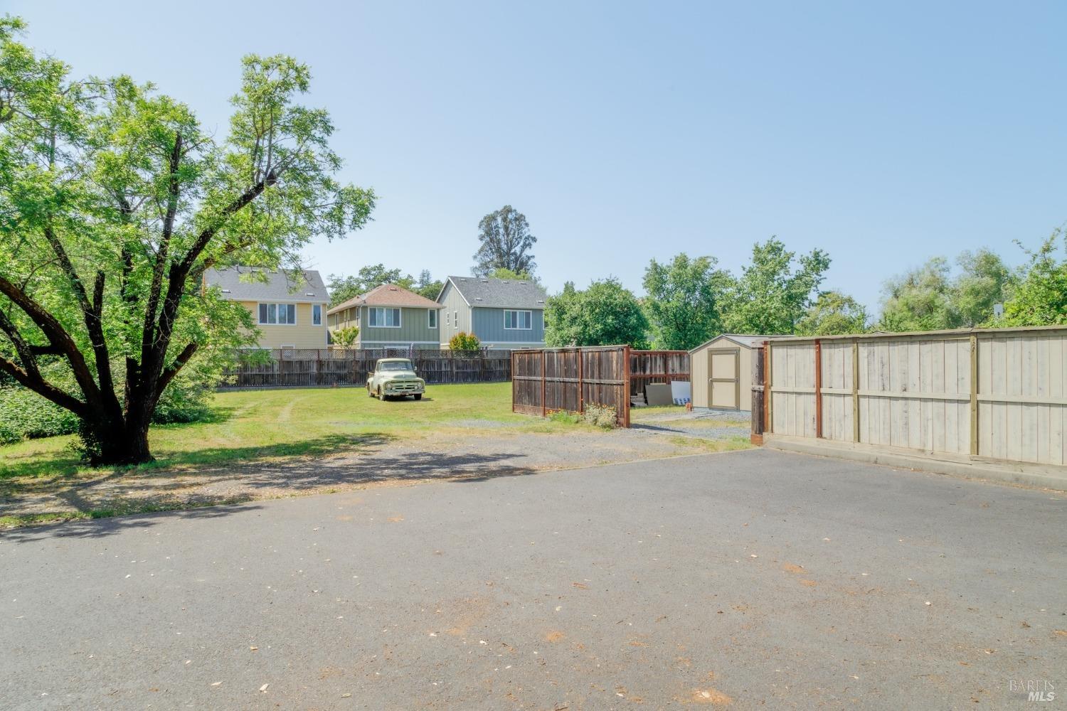 Detail Gallery Image 4 of 27 For 733 Healdsburg Ave, Healdsburg,  CA 95448 - 3 Beds | 2/2 Baths