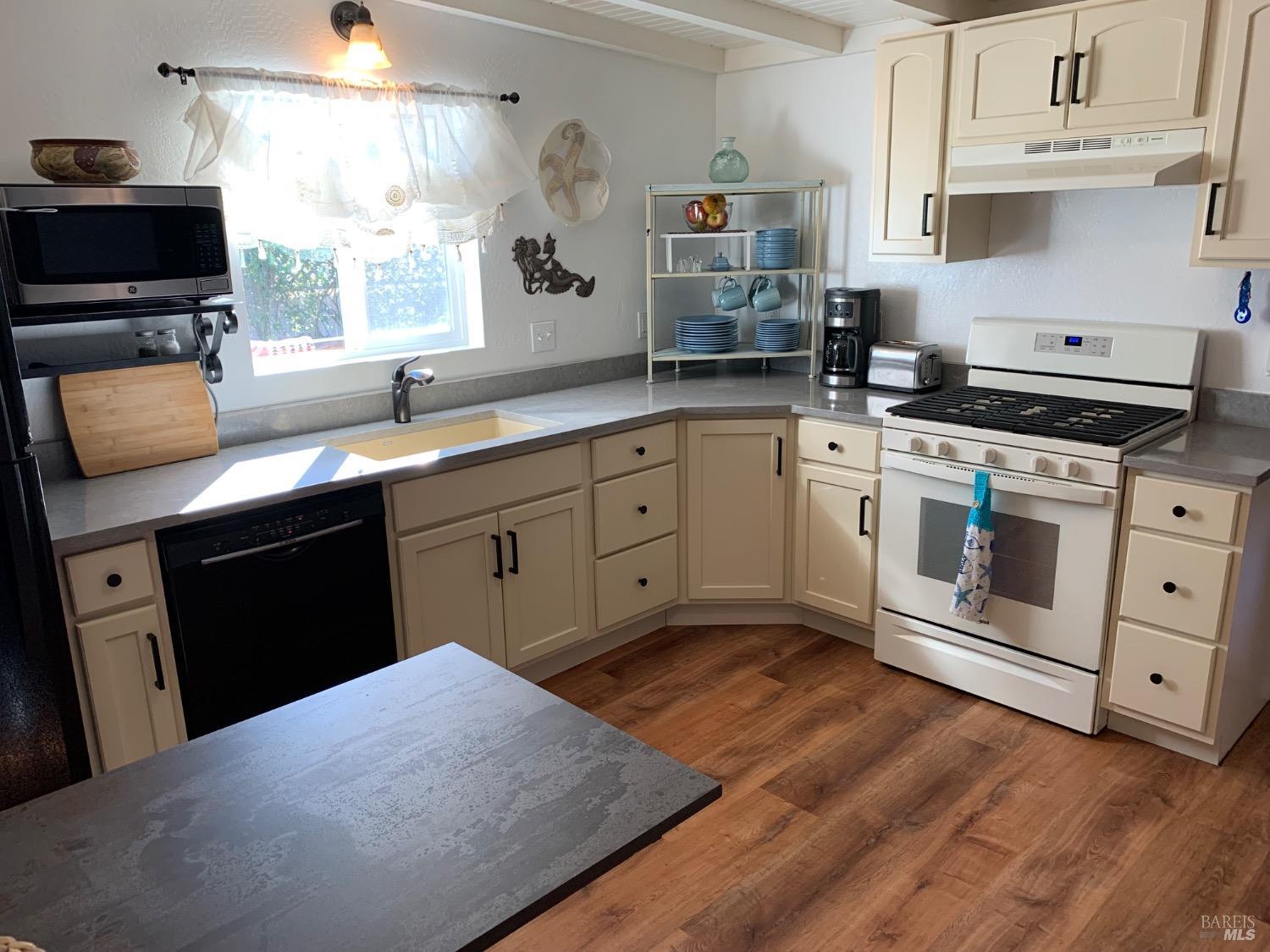 Detail Gallery Image 9 of 31 For 17620 N Highway 1 Unkn, Fort Bragg,  CA 95437 - 3 Beds | 2 Baths