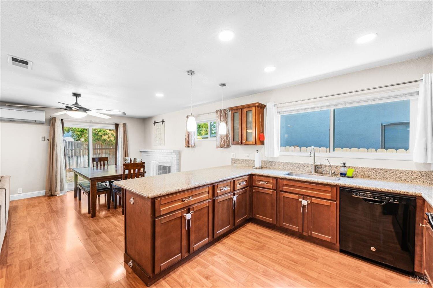 Detail Gallery Image 14 of 52 For 285 Cascade Dr, Vacaville,  CA 95687 - 5 Beds | 3 Baths