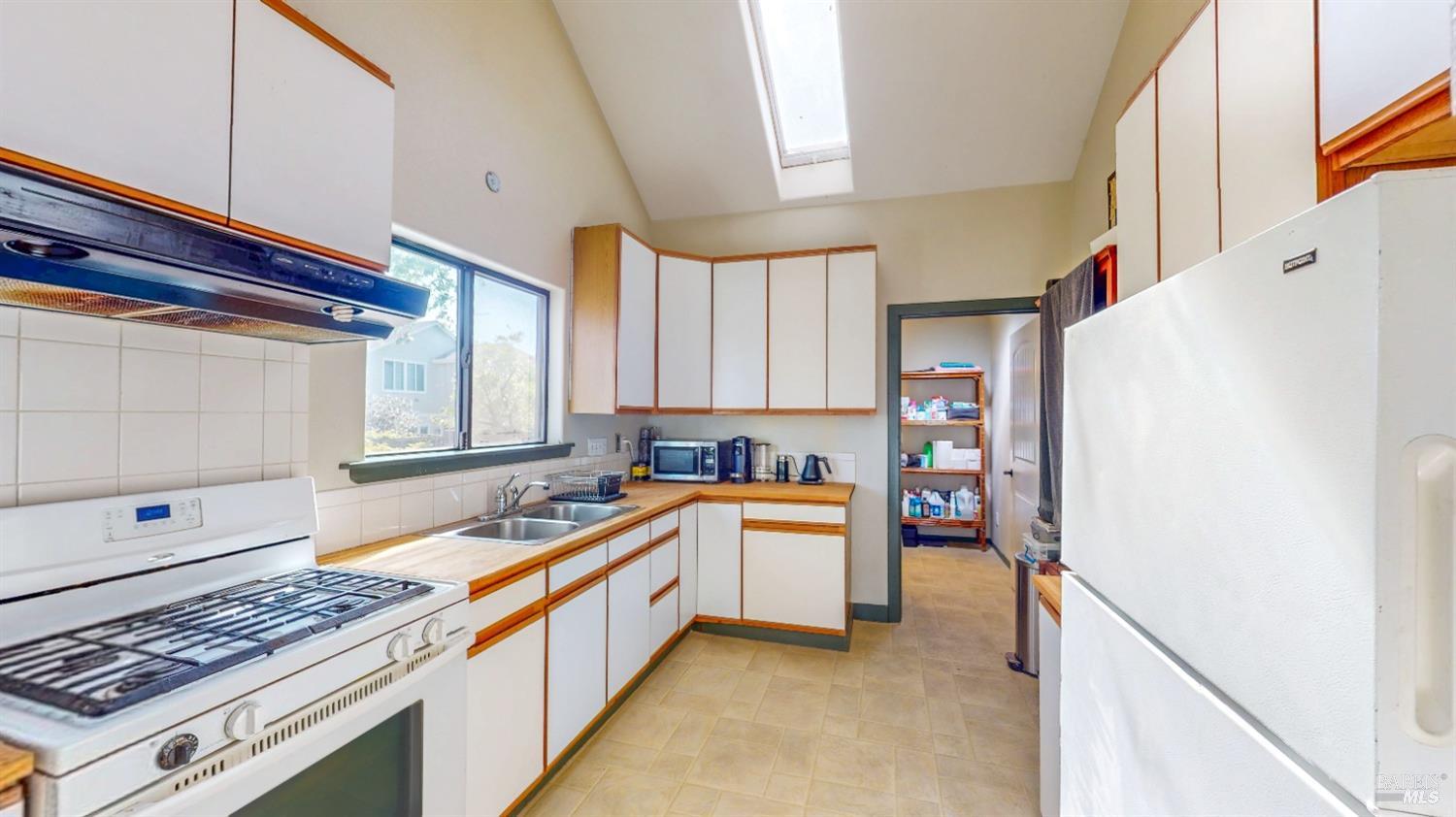 Detail Gallery Image 13 of 27 For 733 Healdsburg Ave, Healdsburg,  CA 95448 - 3 Beds | 2/2 Baths