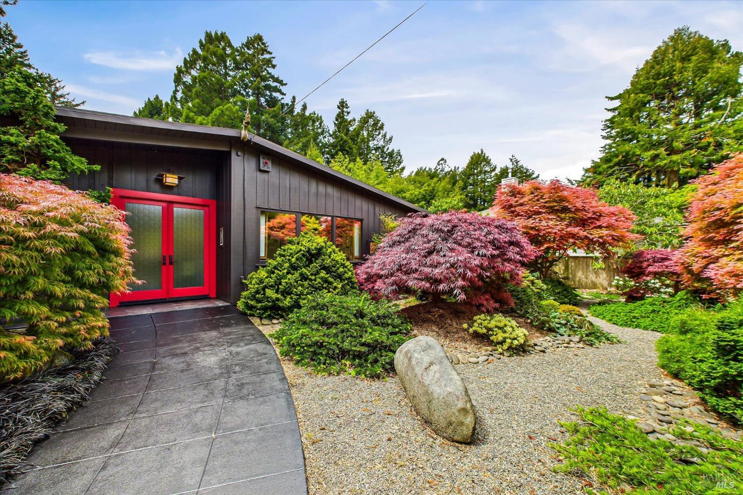 Detail Gallery Image 3 of 78 For 2300 S St, Eureka,  CA 95501 - 4 Beds | 3 Baths