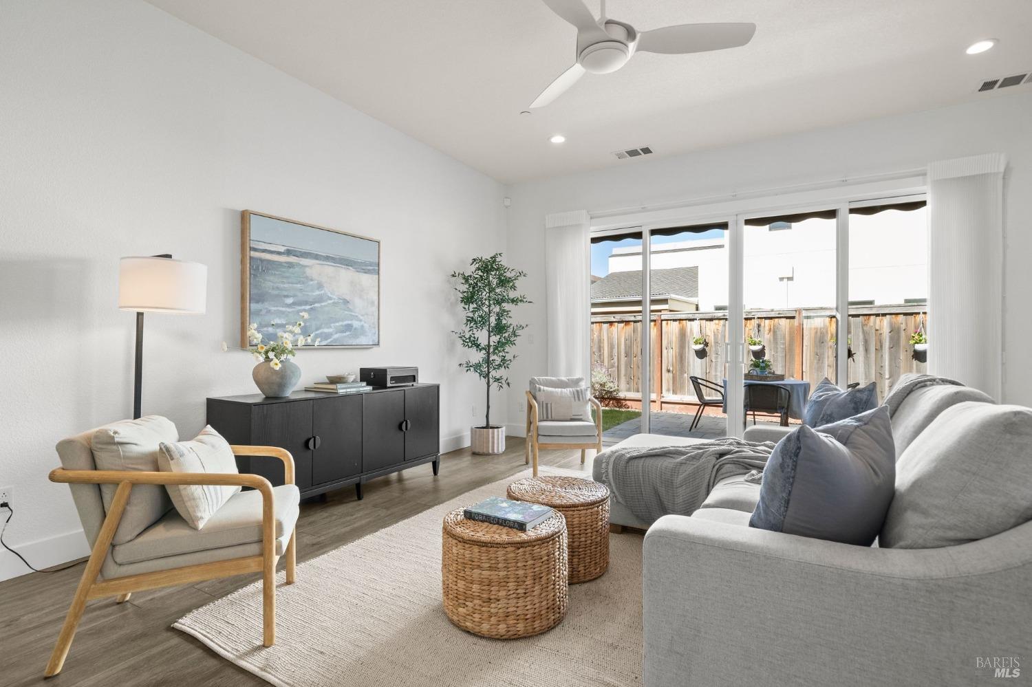 Detail Gallery Image 4 of 39 For 1443 Acorn Way, Windsor,  CA 95492 - 3 Beds | 2 Baths