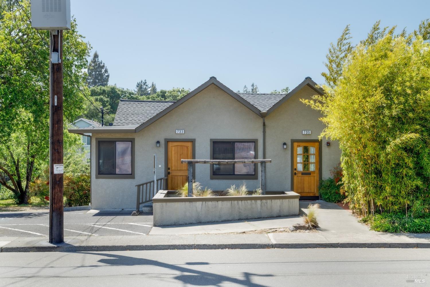 Detail Gallery Image 2 of 27 For 733 Healdsburg Ave, Healdsburg,  CA 95448 - 3 Beds | 2/2 Baths