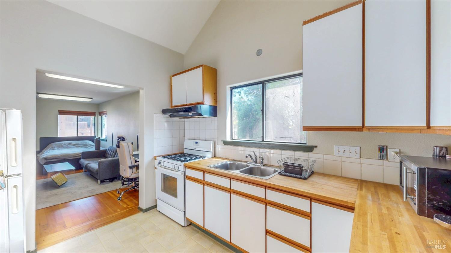 Detail Gallery Image 14 of 27 For 733 Healdsburg Ave, Healdsburg,  CA 95448 - 3 Beds | 2/2 Baths