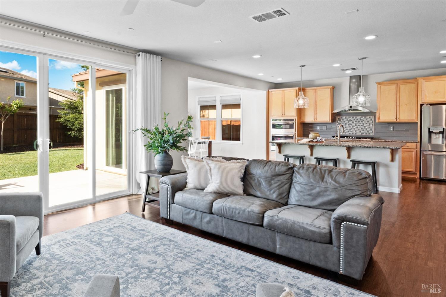 Detail Gallery Image 7 of 36 For 1085 Legion Ct, Dixon,  CA 95620 - 5 Beds | 2/1 Baths