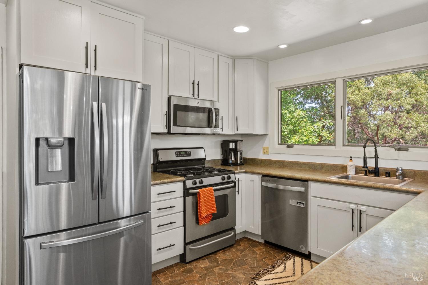 Detail Gallery Image 8 of 35 For 371 Quail Dr, Ukiah,  CA 95482 - 3 Beds | 2 Baths