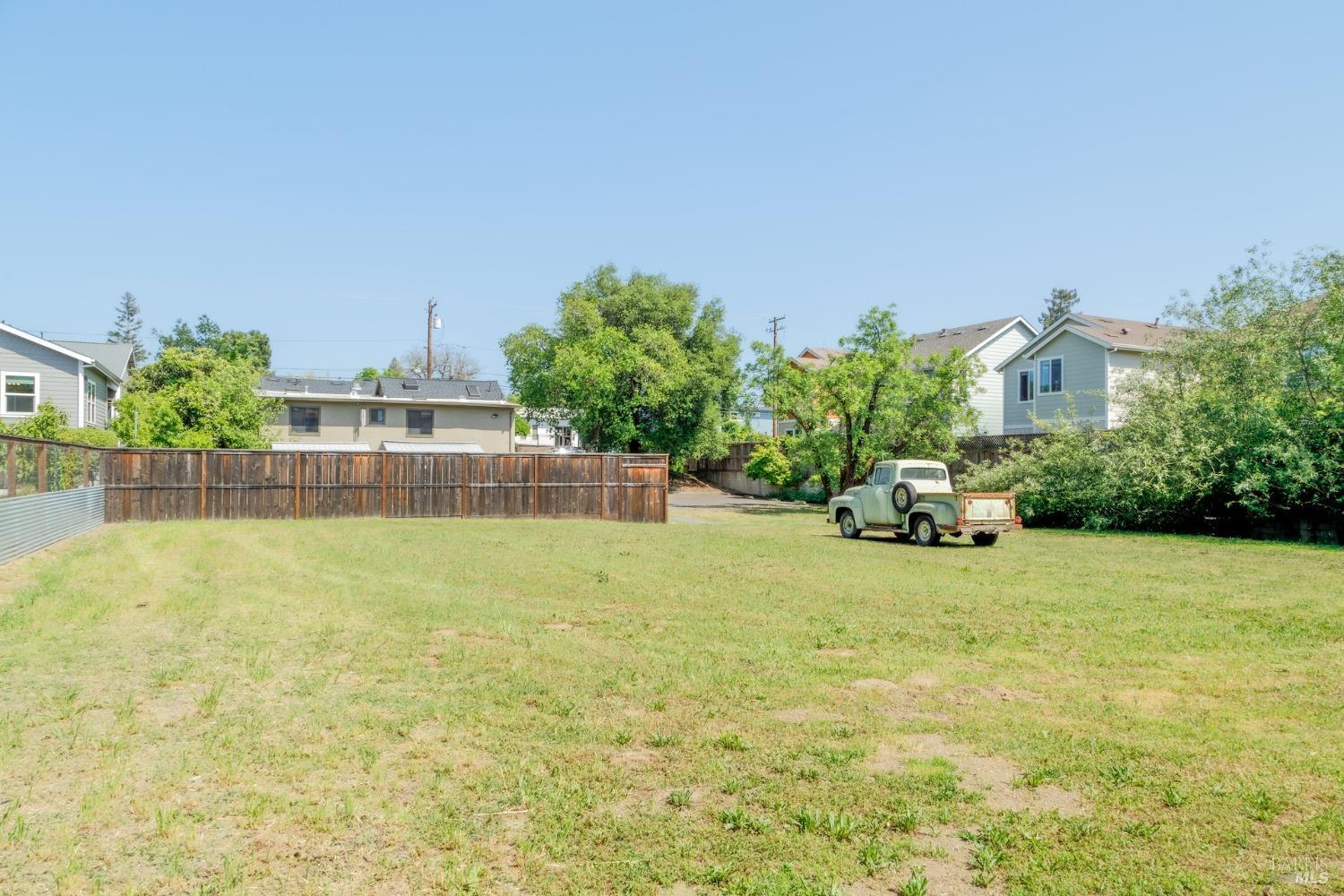 Detail Gallery Image 18 of 27 For 733 Healdsburg Ave, Healdsburg,  CA 95448 - 3 Beds | 2/2 Baths