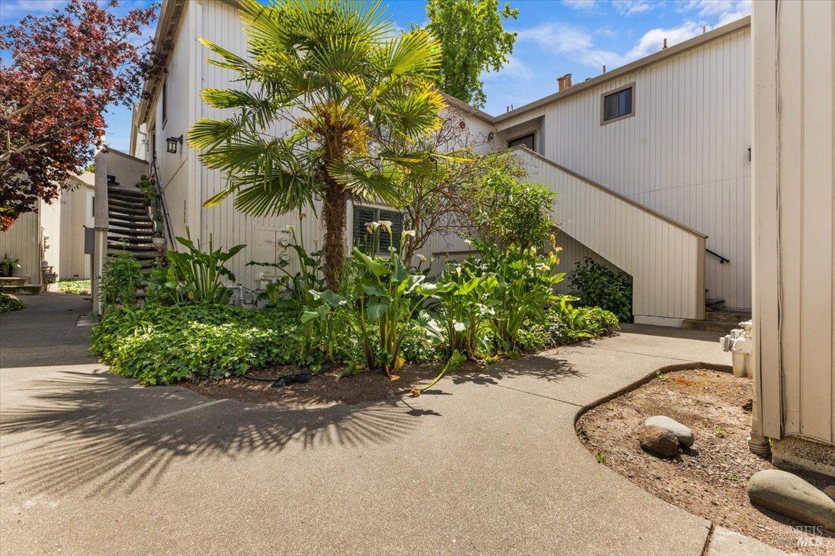 Detail Gallery Image 2 of 31 For 2579 Westberry Dr, Santa Rosa,  CA 95403 - 2 Beds | 2 Baths