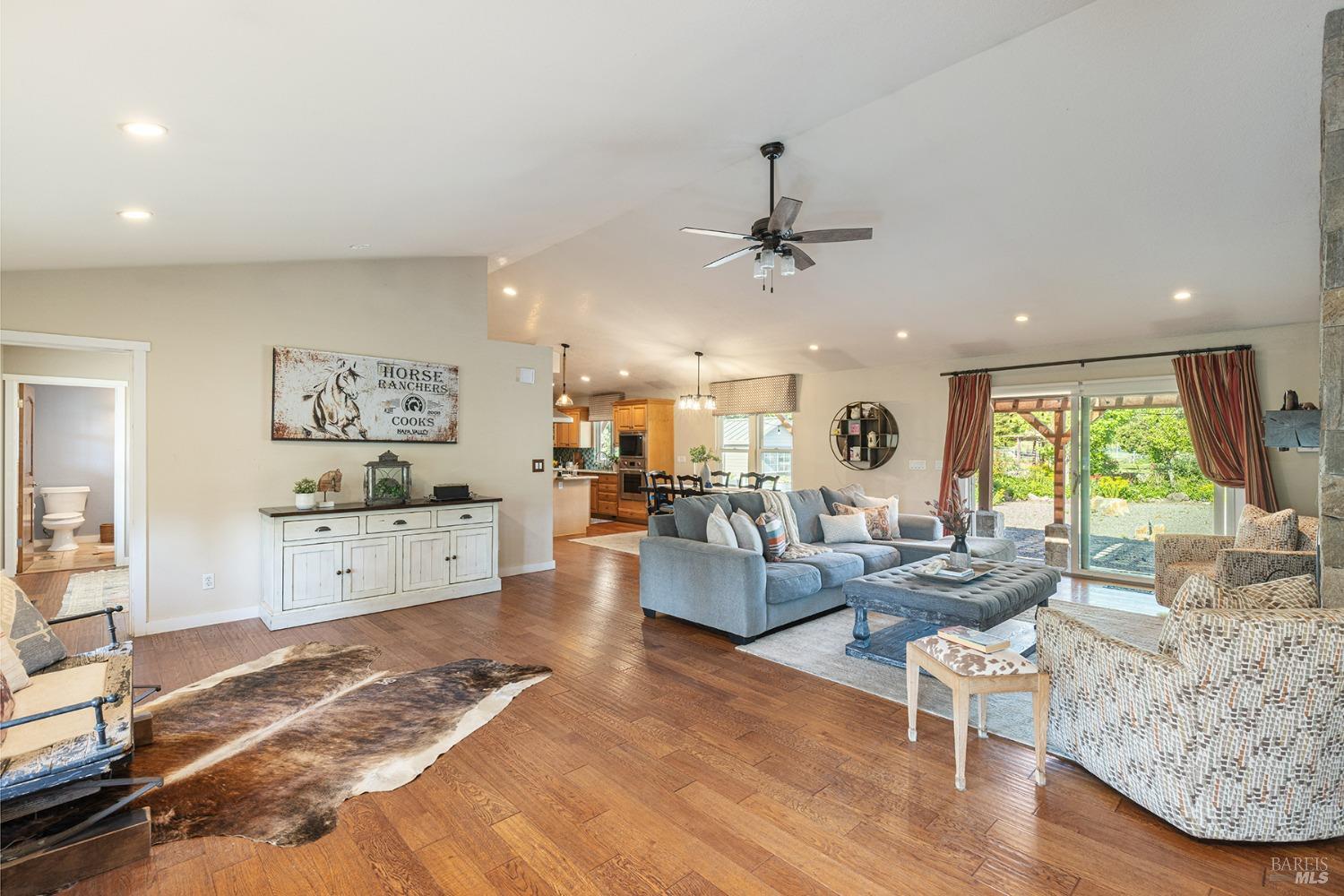 Detail Gallery Image 3 of 81 For 1040 Berry Ln, Napa,  CA 94558 - 2 Beds | 2/1 Baths