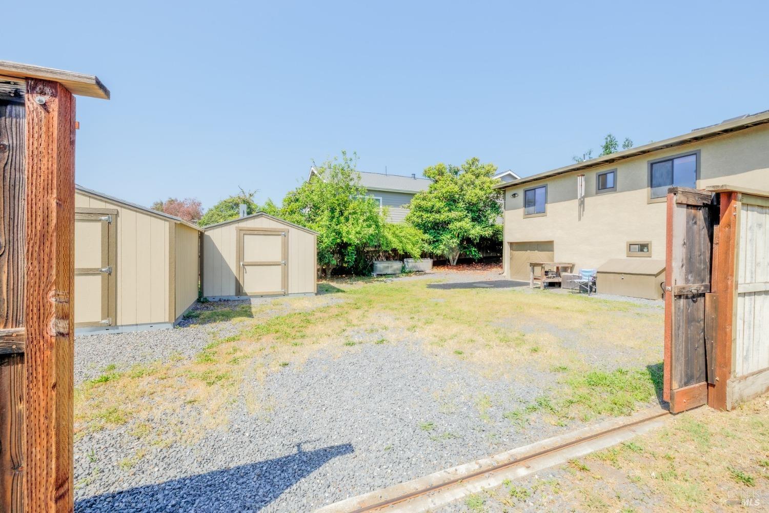 Detail Gallery Image 16 of 27 For 733 Healdsburg Ave, Healdsburg,  CA 95448 - 3 Beds | 2/2 Baths