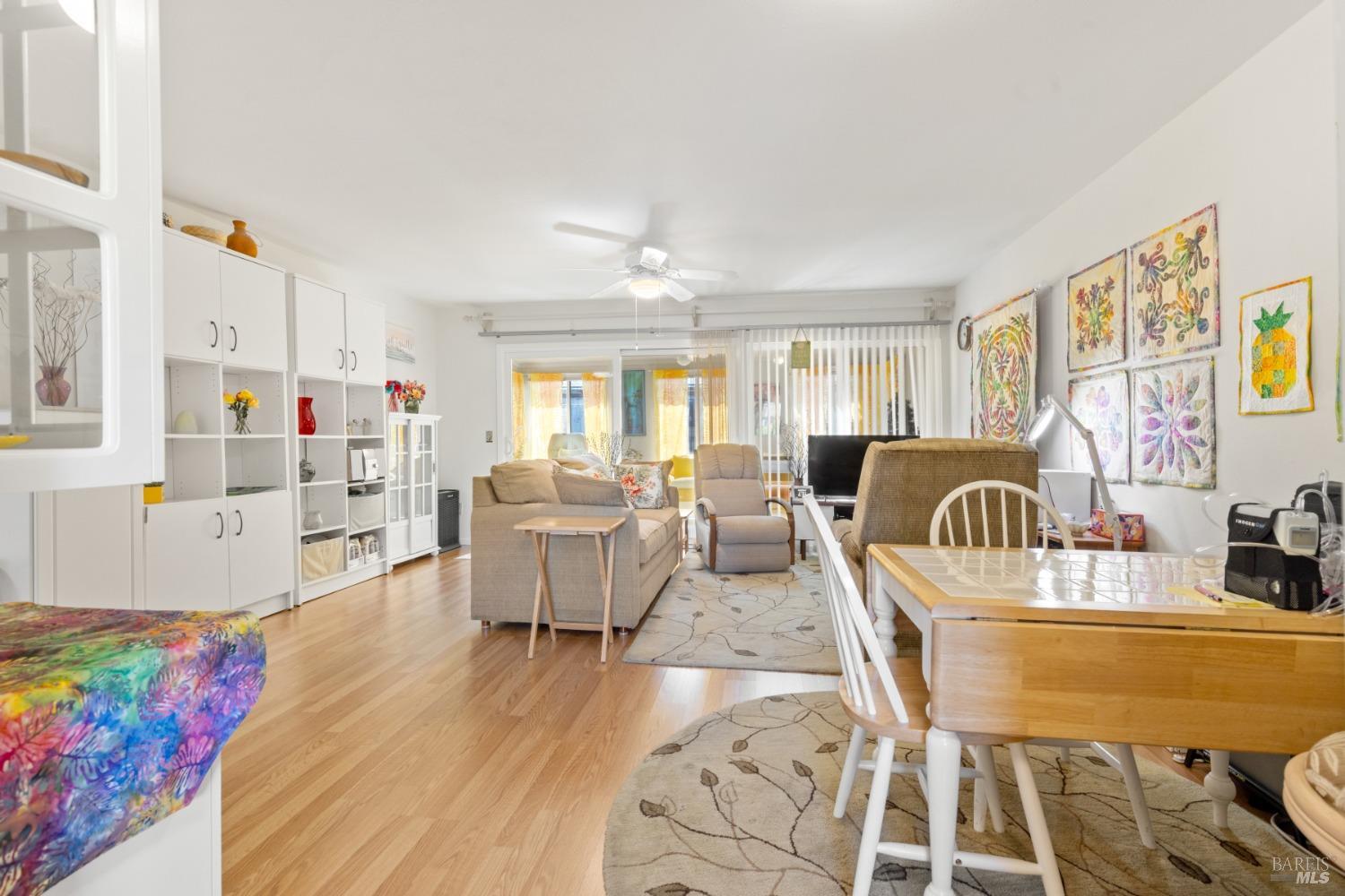 Detail Gallery Image 5 of 34 For 408 White Oak Dr, Santa Rosa,  CA 95409 - 2 Beds | 2 Baths