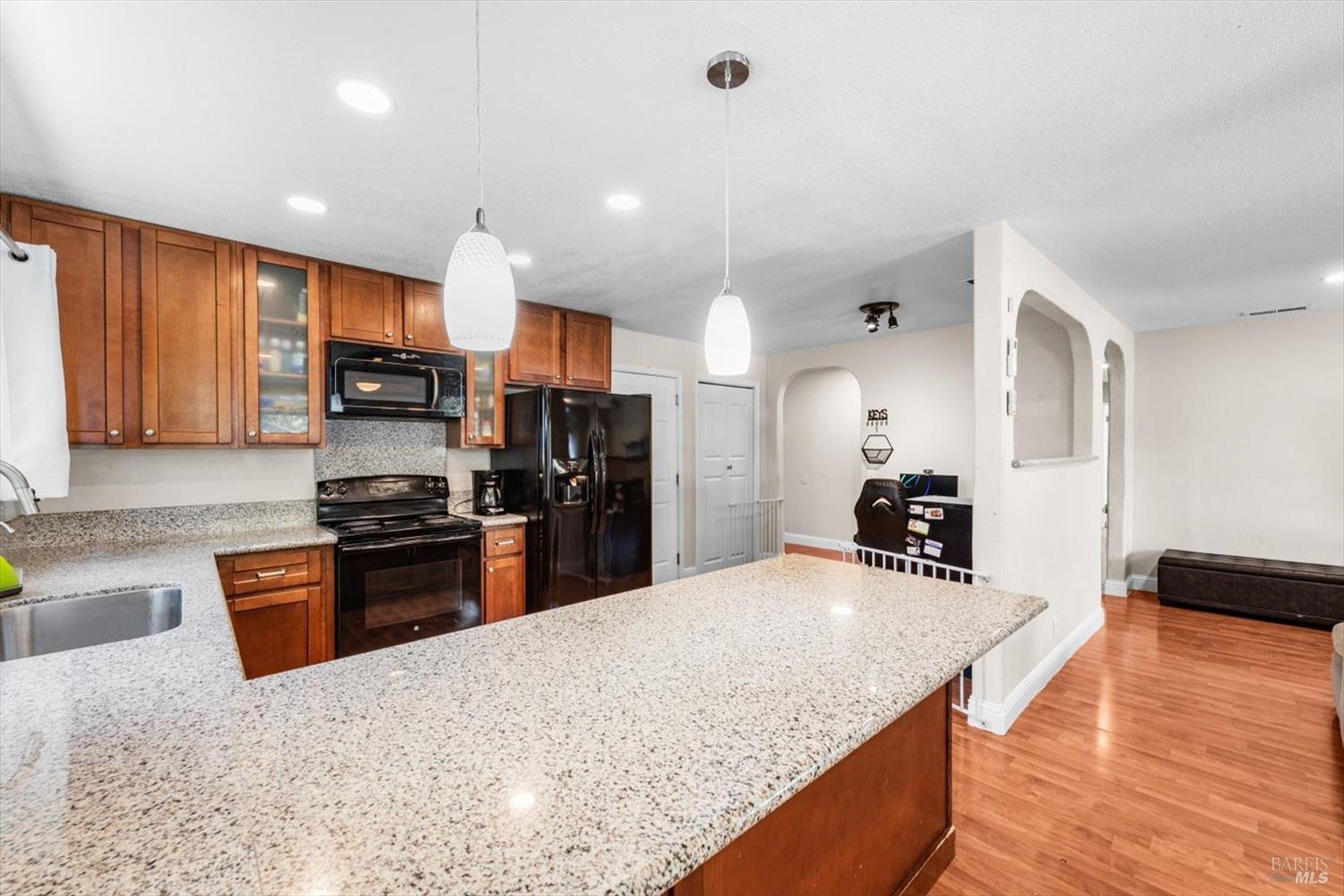 Detail Gallery Image 11 of 52 For 285 Cascade Dr, Vacaville,  CA 95687 - 5 Beds | 3 Baths