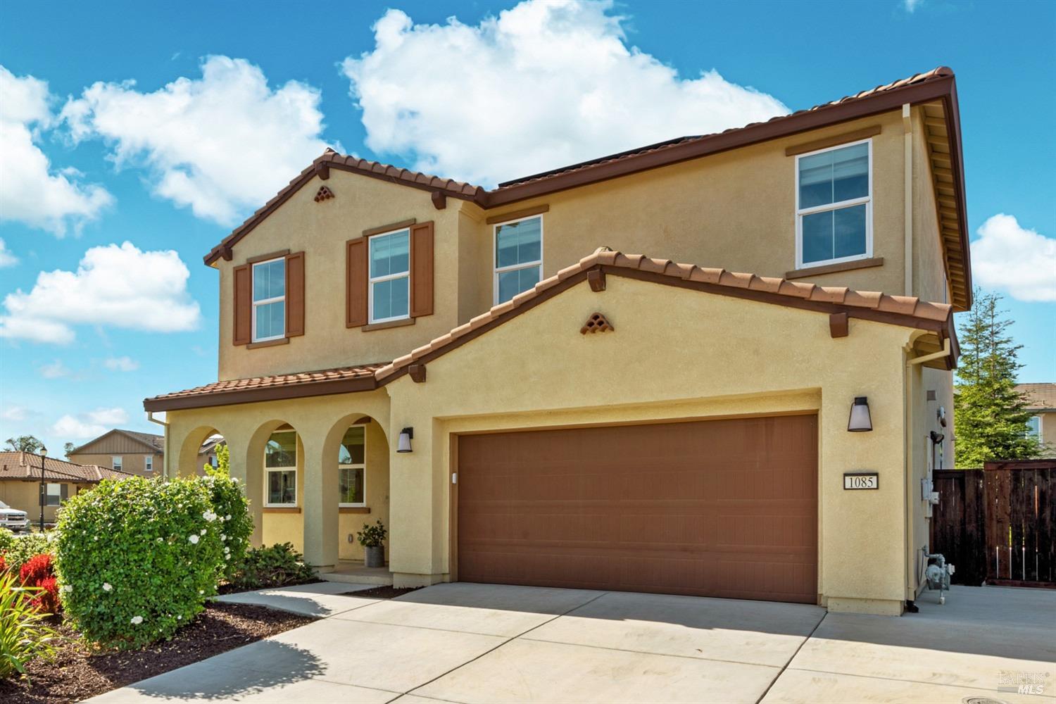 Detail Gallery Image 2 of 36 For 1085 Legion Ct, Dixon,  CA 95620 - 5 Beds | 2/1 Baths
