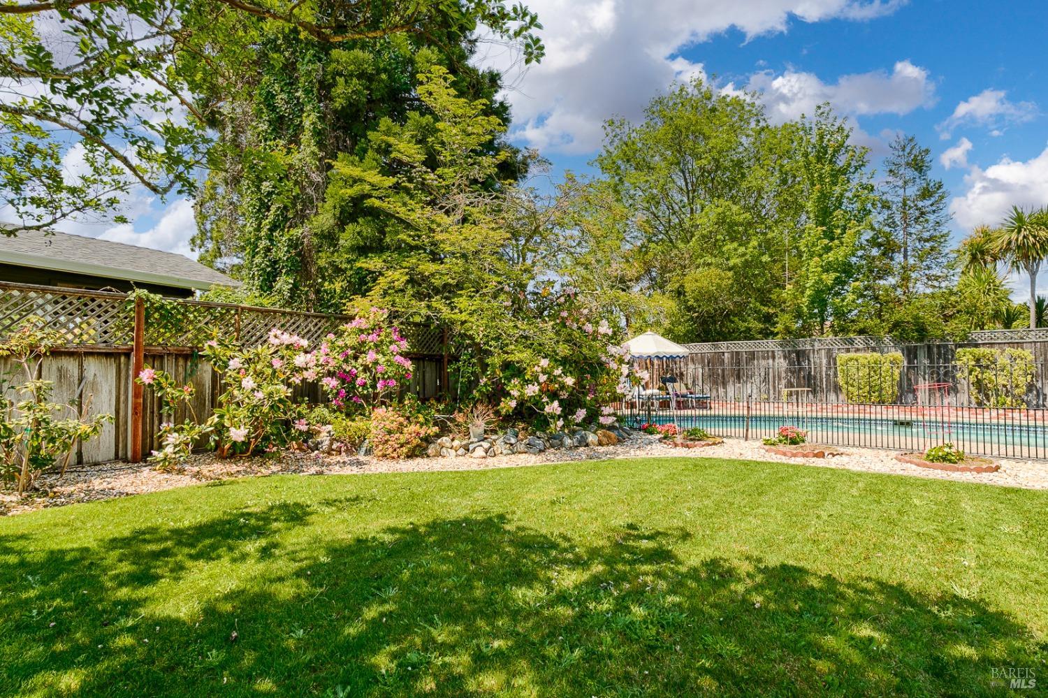 Detail Gallery Image 23 of 27 For 539 Badger St, Healdsburg,  CA 95448 - 3 Beds | 2 Baths