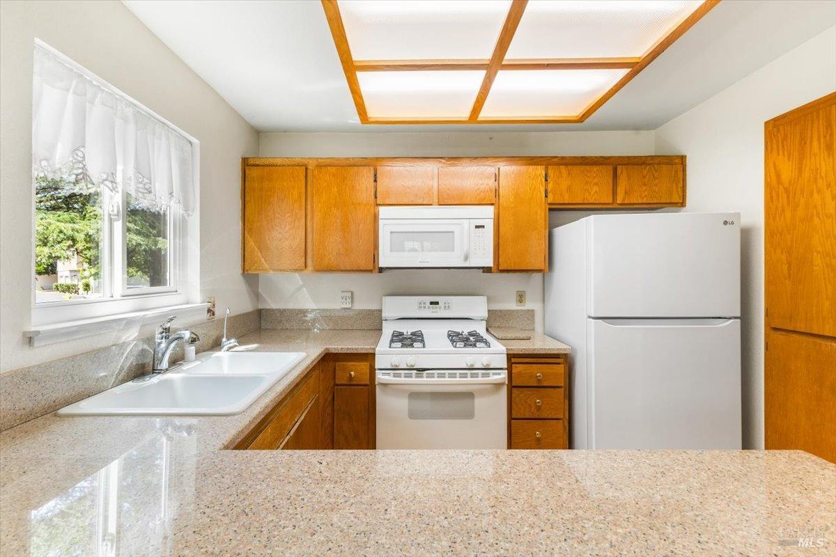 Detail Gallery Image 10 of 31 For 2579 Westberry Dr, Santa Rosa,  CA 95403 - 2 Beds | 2 Baths