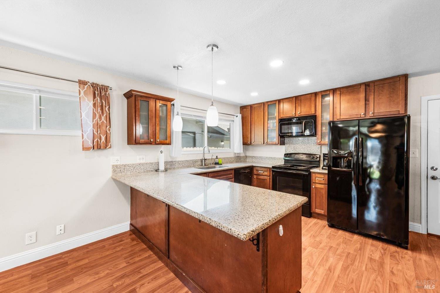 Detail Gallery Image 10 of 52 For 285 Cascade Dr, Vacaville,  CA 95687 - 5 Beds | 3 Baths