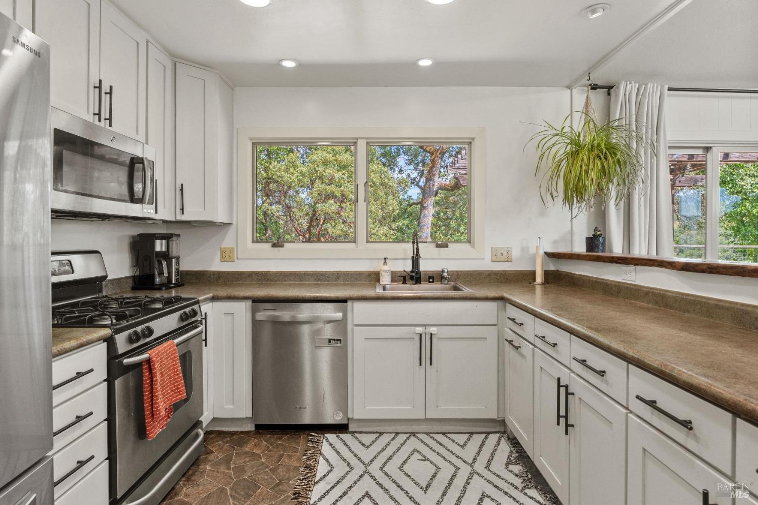 Detail Gallery Image 7 of 35 For 371 Quail Dr, Ukiah,  CA 95482 - 3 Beds | 2 Baths