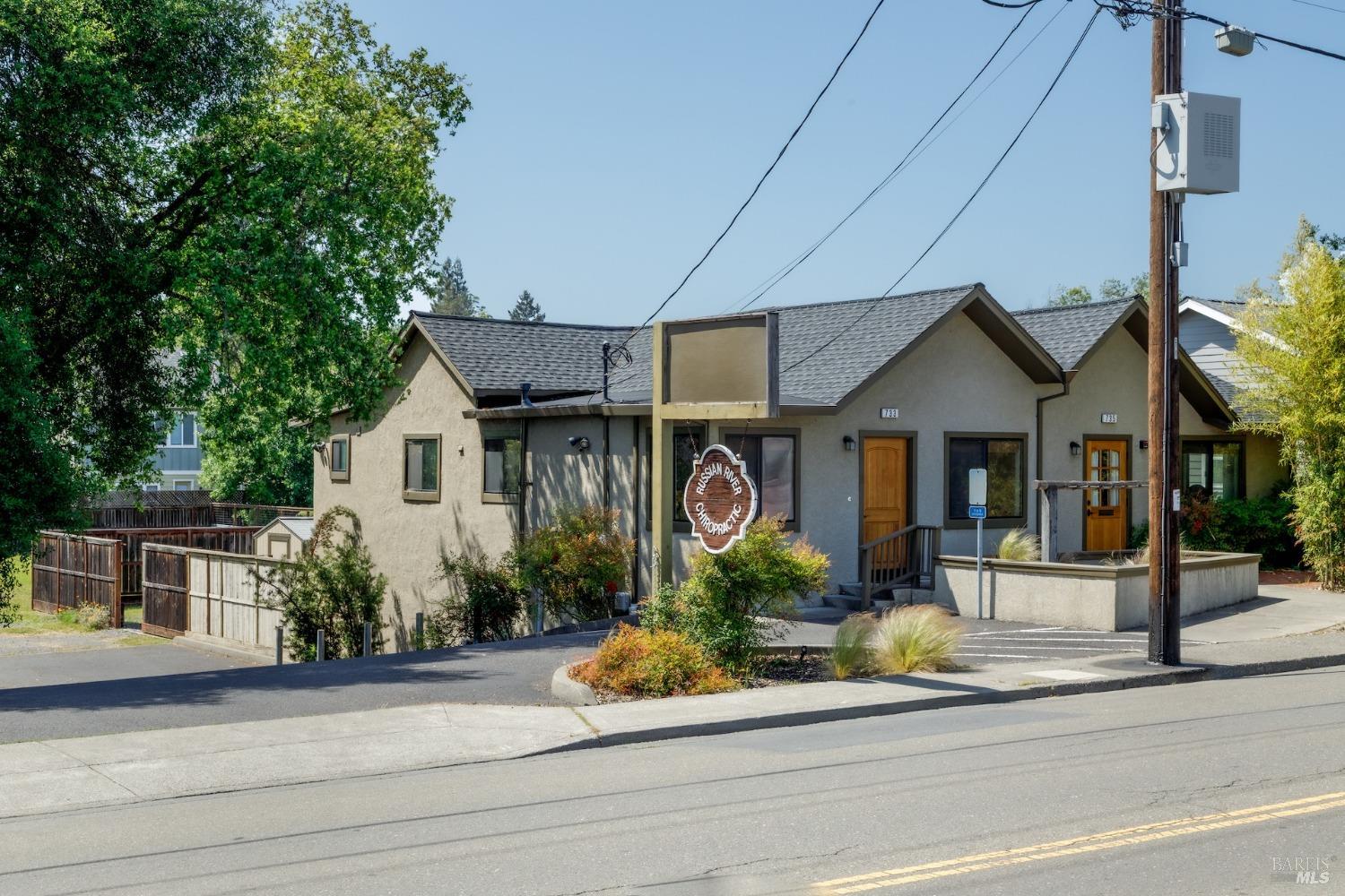 Detail Gallery Image 1 of 27 For 733 Healdsburg Ave, Healdsburg,  CA 95448 - 3 Beds | 2/2 Baths