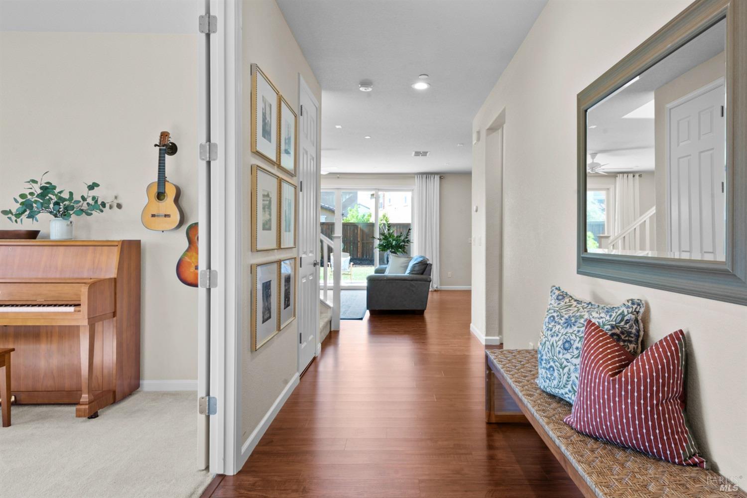 Detail Gallery Image 4 of 36 For 1085 Legion Ct, Dixon,  CA 95620 - 5 Beds | 2/1 Baths