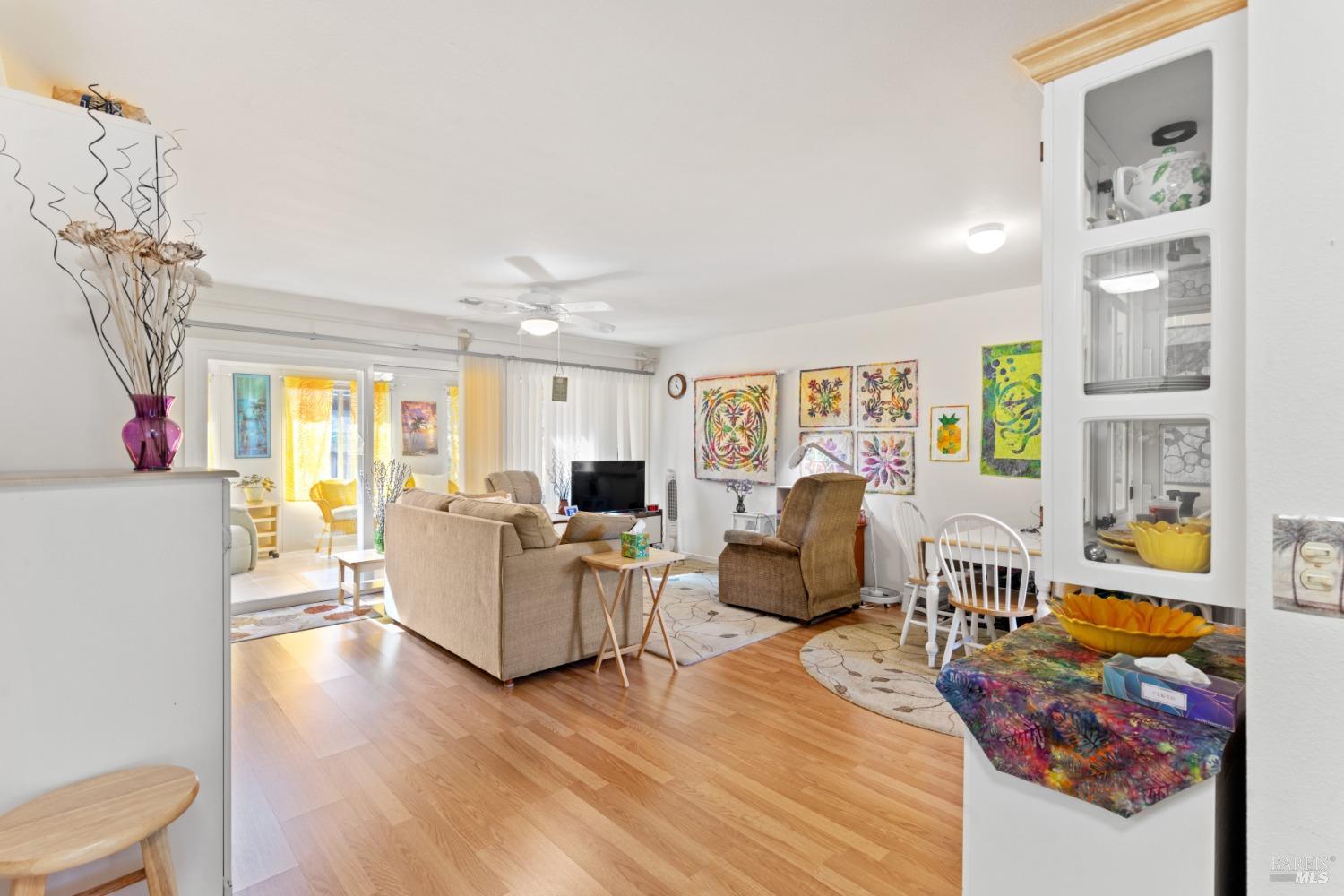 Detail Gallery Image 4 of 34 For 408 White Oak Dr, Santa Rosa,  CA 95409 - 2 Beds | 2 Baths