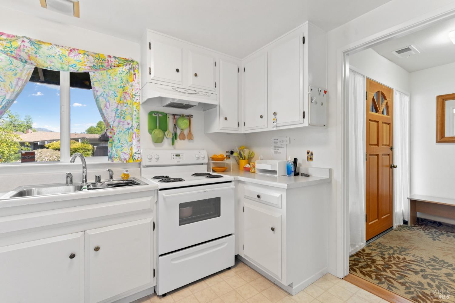 Detail Gallery Image 10 of 34 For 408 White Oak Dr, Santa Rosa,  CA 95409 - 2 Beds | 2 Baths