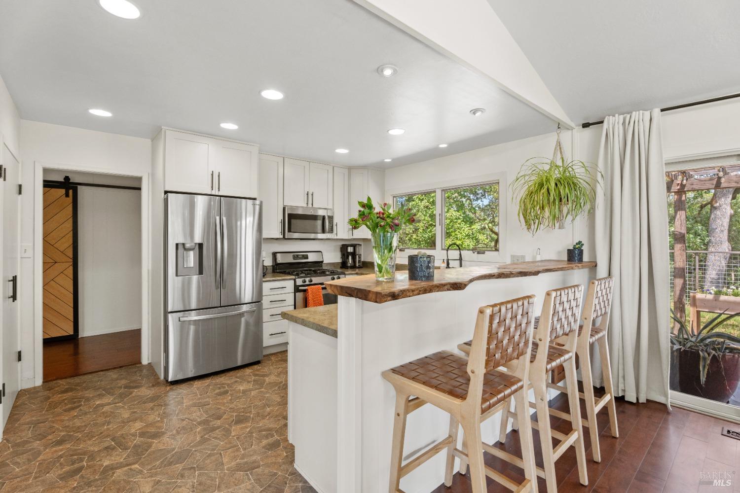 Detail Gallery Image 6 of 35 For 371 Quail Dr, Ukiah,  CA 95482 - 3 Beds | 2 Baths