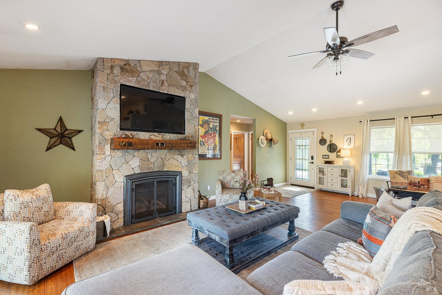 Detail Gallery Image 4 of 81 For 1040 Berry Ln, Napa,  CA 94558 - 2 Beds | 2/1 Baths
