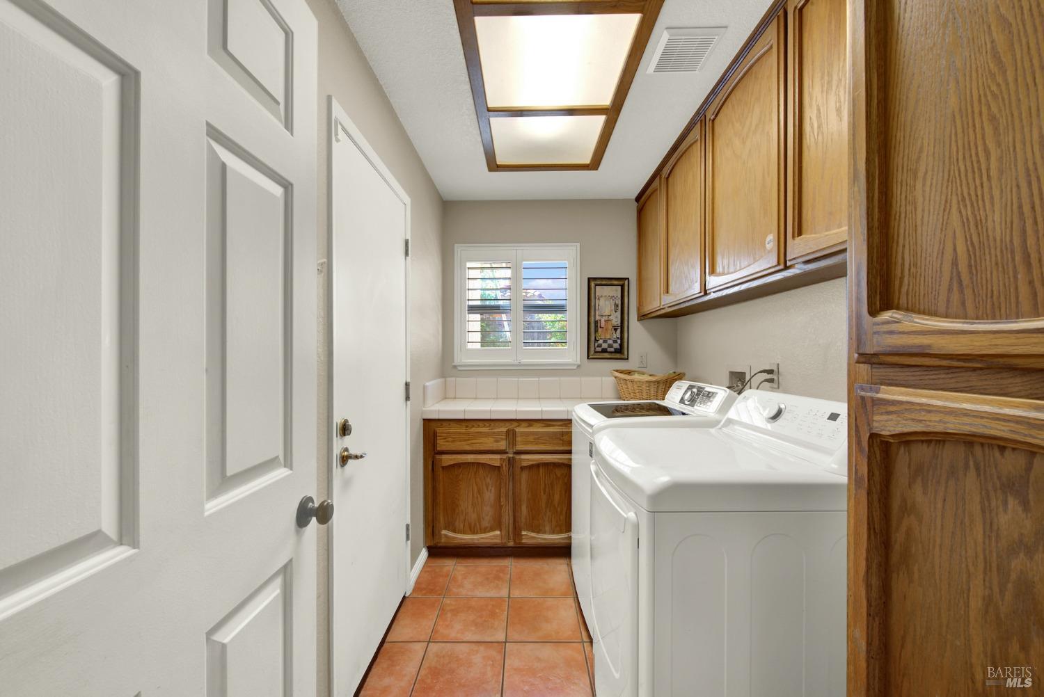 Detail Gallery Image 20 of 46 For 806 Swindon Ct, Vacaville,  CA 95688 - 5 Beds | 3 Baths