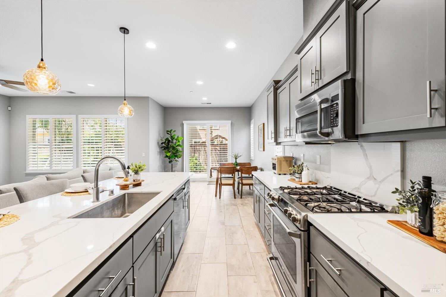 Detail Gallery Image 9 of 58 For 1080 Columbia Dr, Dixon,  CA 95620 - 3 Beds | 2/1 Baths