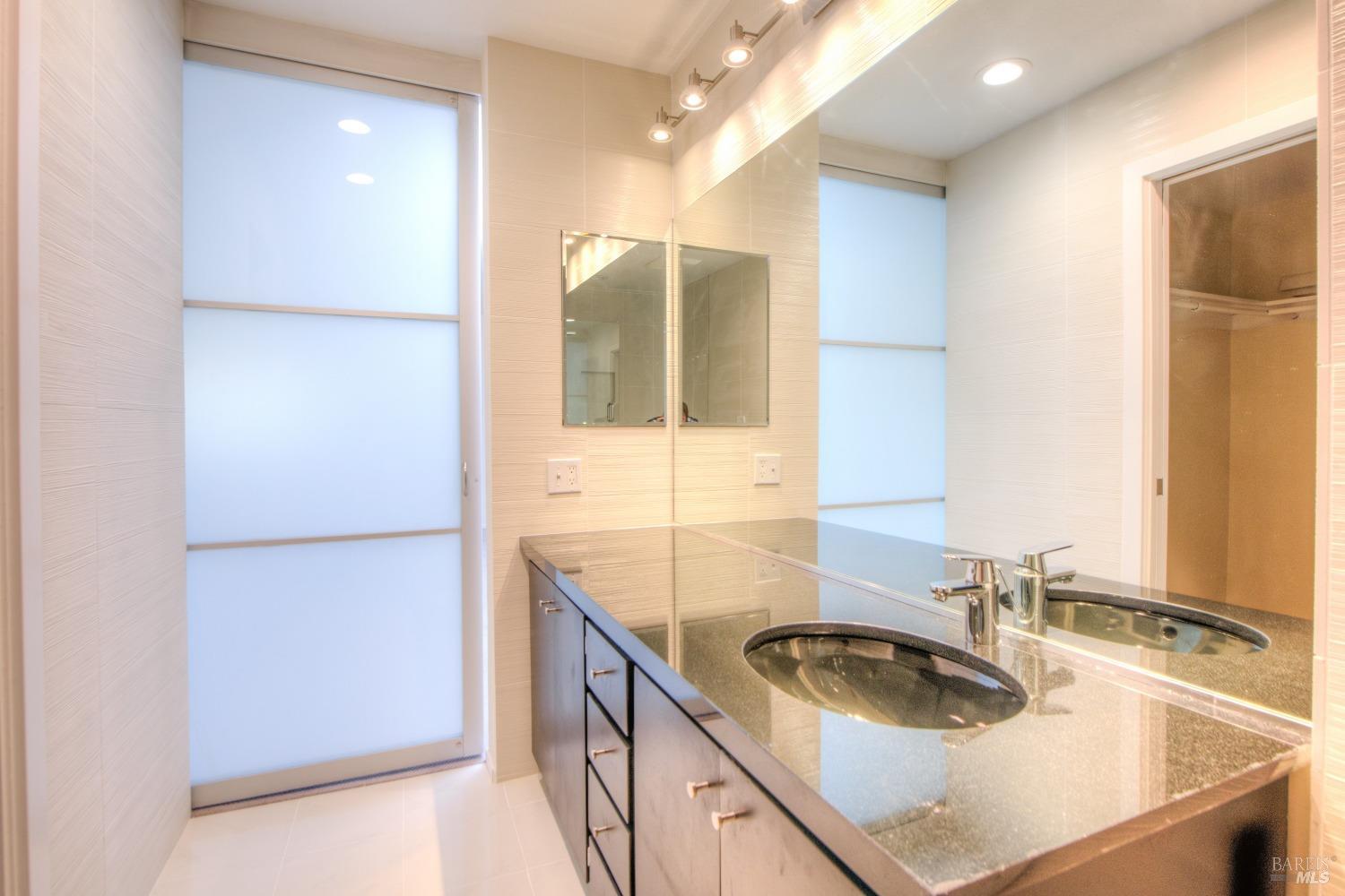 Detail Gallery Image 19 of 33 For 8 Greenwood Cove Dr #B,  Tiburon,  CA 94920 - 3 Beds | 2/1 Baths