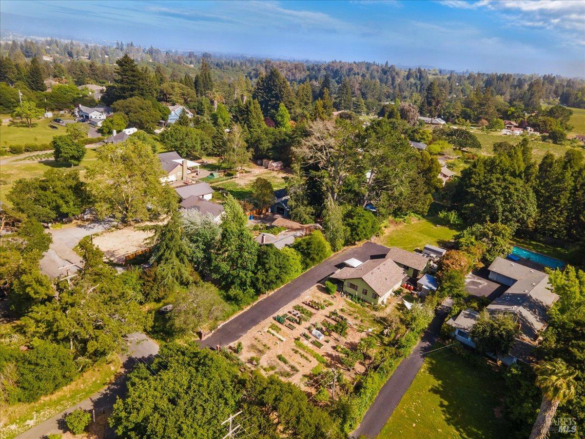 Detail Gallery Image 4 of 39 For 8045 Whited Rd, Sebastopol,  CA 95472 - 2 Beds | 1 Baths