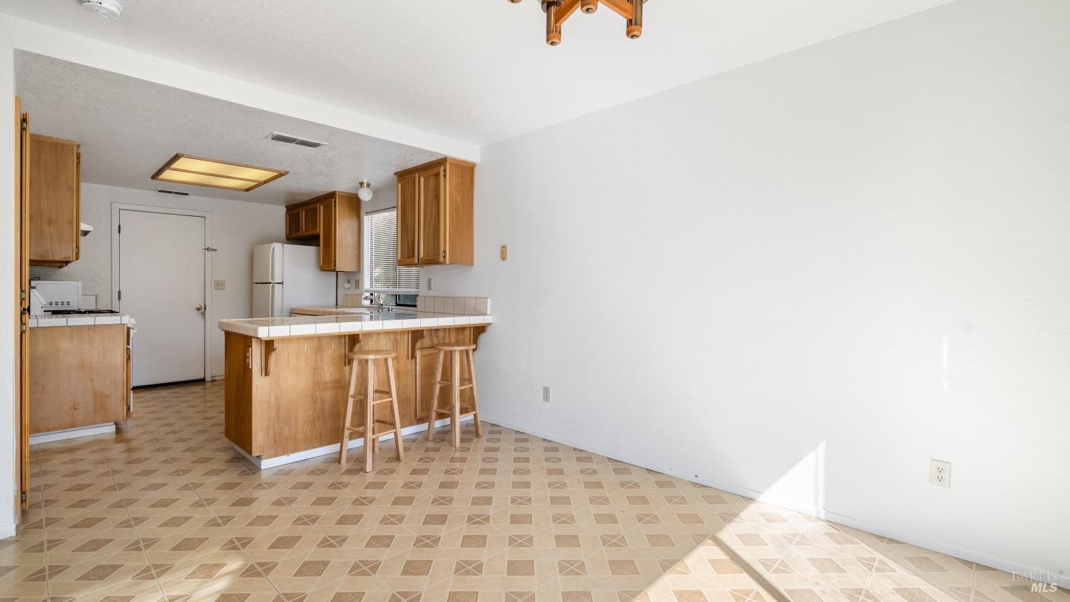 Detail Gallery Image 10 of 35 For 719 Sage Ct, Vacaville,  CA 95687 - 3 Beds | 2/1 Baths